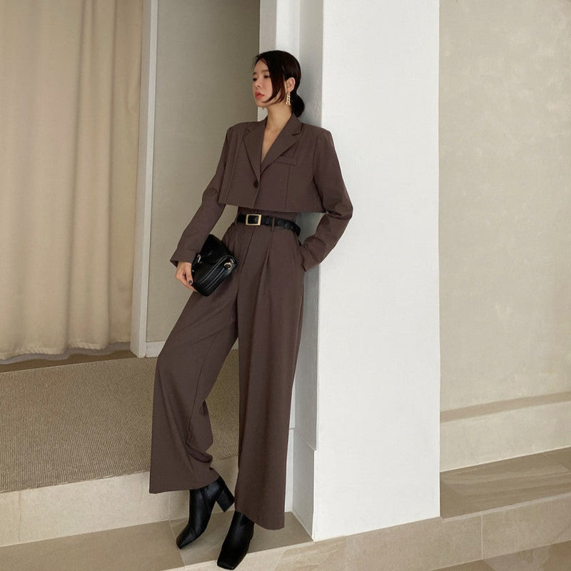 韓国デザインのお洒落なジャケットセットアップです。 韓国ファッションの中でも特徴あるアイテムです。 韓国ファッション好きな方へおすすめです。 お手頃な小物から上質な小物まで提供しております。 毎日韓国デザインのお洋服を入荷しております。 Byu(バイユー)韓国デザインの可愛いお洋服を販売している大人フェミニンなファッションが好きな女の子のための韓国ファッションセレクトショップです。