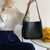 フェイクレザーバケットバッグ