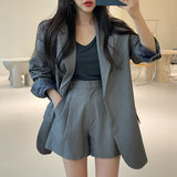 シンプルジャケット+ショートパンツ