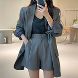 シンプルジャケット+ショートパンツ