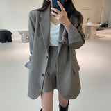 シンプルジャケット+ショートパンツ