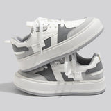 シミラーカラースニーカー