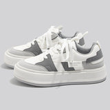 シミラーカラースニーカー