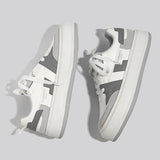 シミラーカラースニーカー