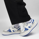 シミラーカラースニーカー