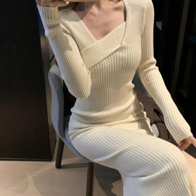 レイヤードネックロングニットワンピース