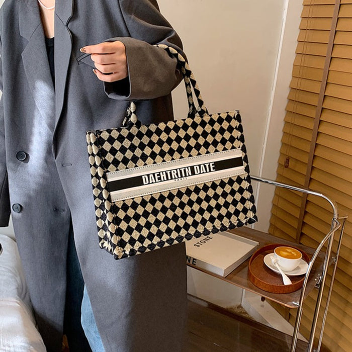 yasuyasu様【未使用品】コード刺繍ハンドバッグ 定価¥38,500 ハンドバッグ レザーバッグ 刺繍バッグ 13インチ レザー